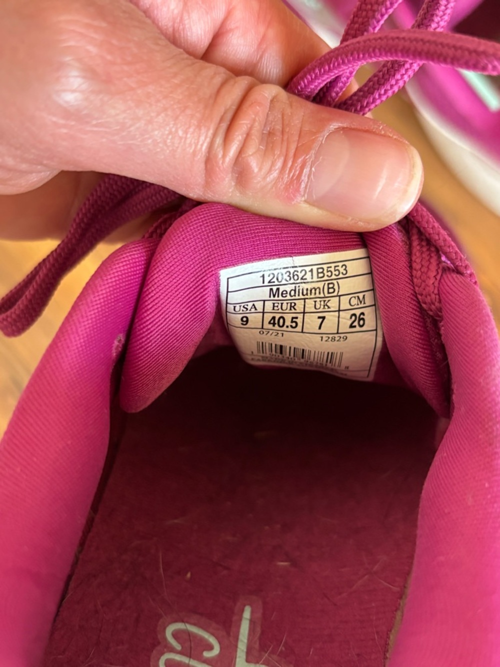 Brooks women, fuchsia, pink, running shoes sneakers range 2 size 9 - Picture 8 of 11